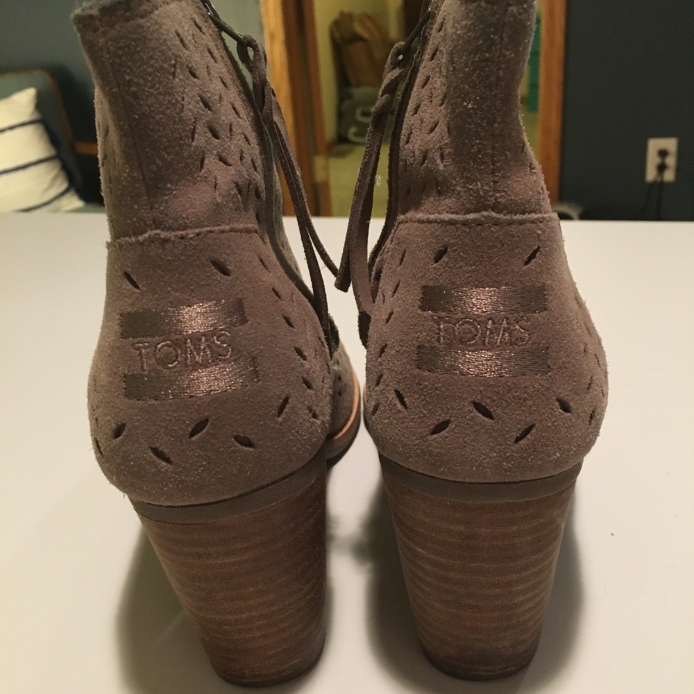 **SOLD** TOMS Majorca Suede Peep Toe Bootie 7.5M - Picture 2 of 8